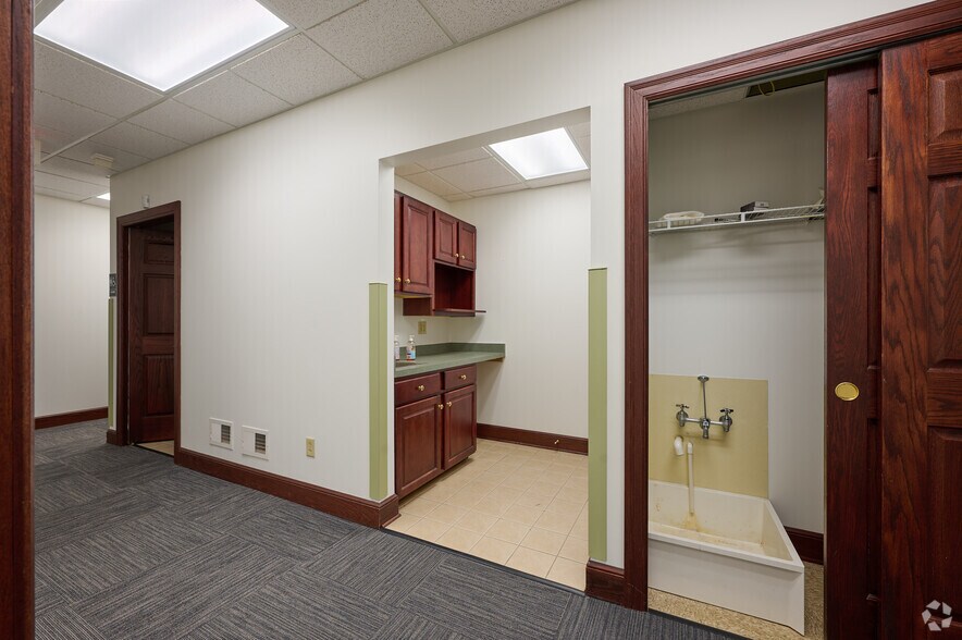 More Photos Of 95 Canal Landing Blvd, Rochester Medical For Lease