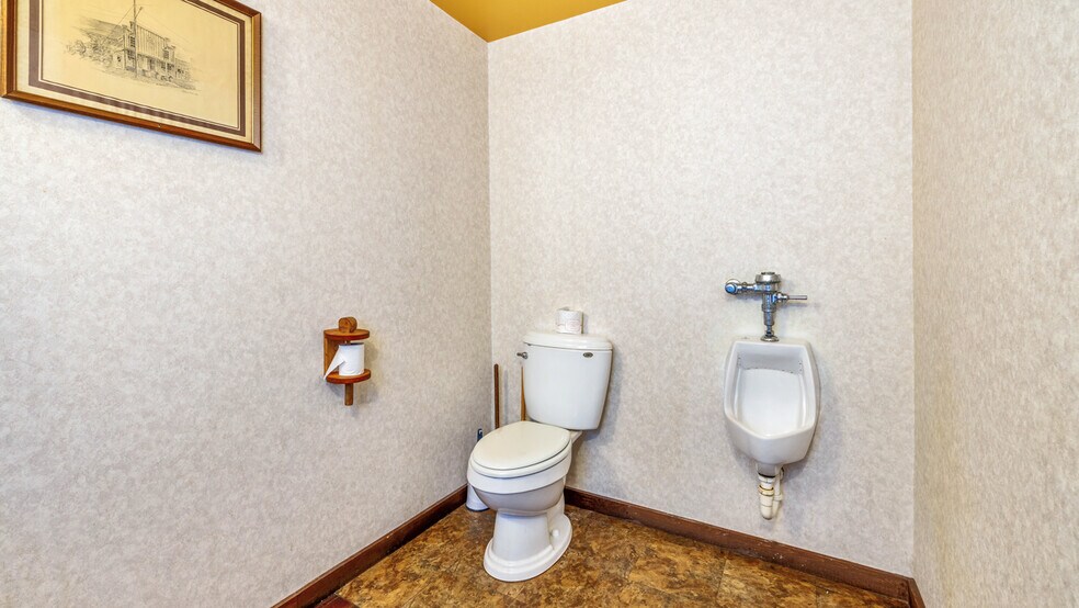 More Photos Of 1100 Vulcan St, Iron Mountain Warehouse For Sale