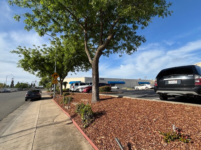 More Photos Of 3523-3537 Kiessig Ave, Sacramento Warehouse For Sale