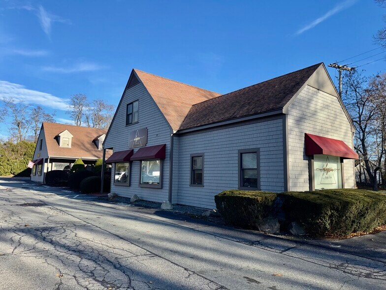 More Photos Of 567-575 E Main Rd, Middletown Freestanding For Lease