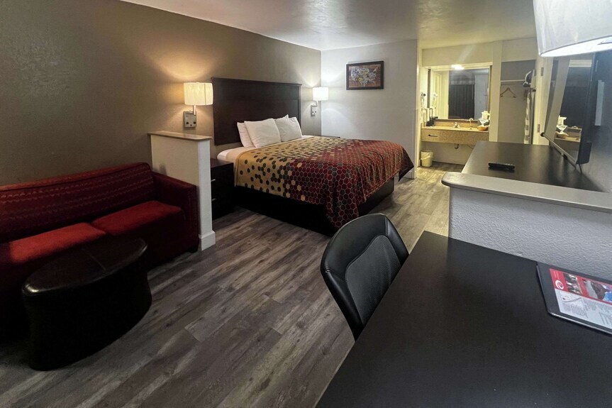More Photos Of 130 Holiday Dr, Macon-Bibb Hotel For Sale