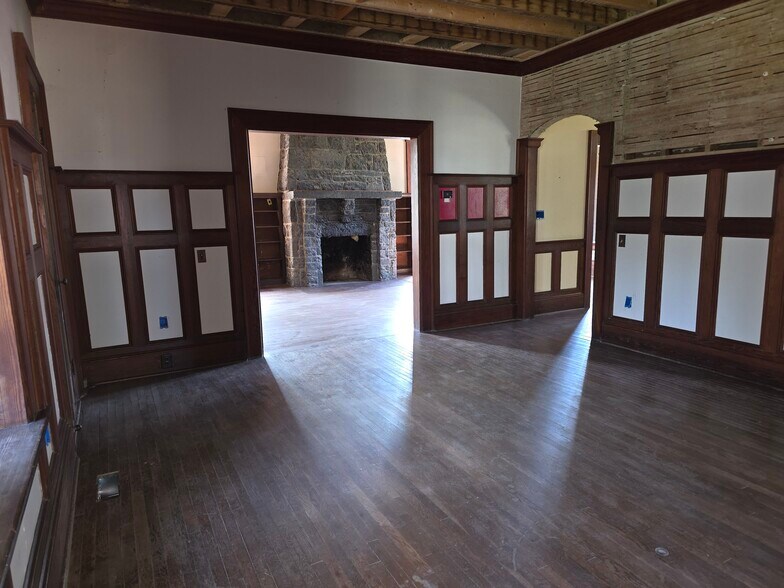 More Photos Of 328 Buckmarsh St, Berryville Flex For Sale