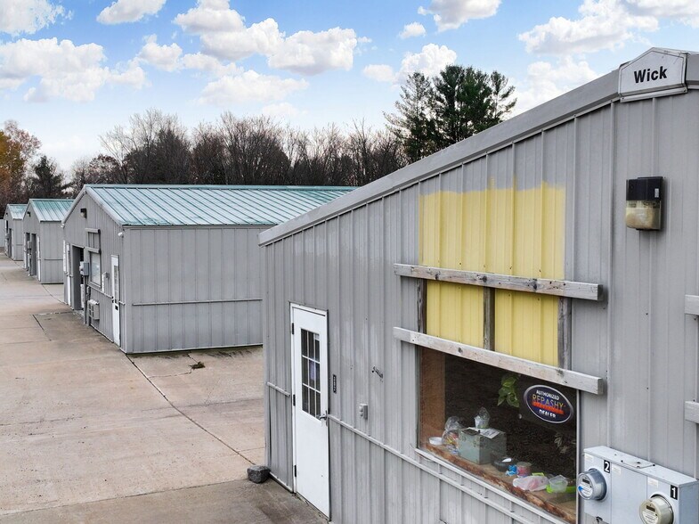 More Photos Of W5285 Highway 82, Mauston Self Storage For Lease