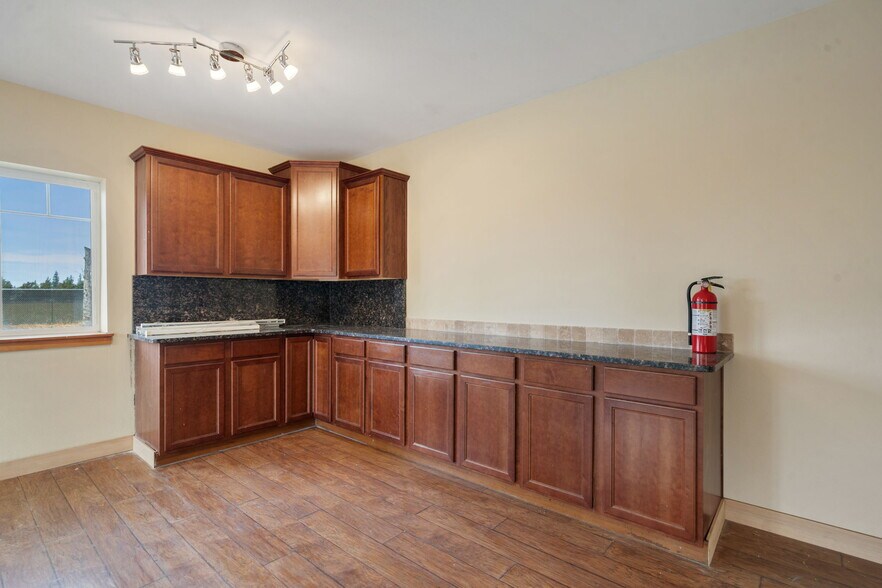 More Photos Of 261043 101 Hwy, Sequim Office For Lease