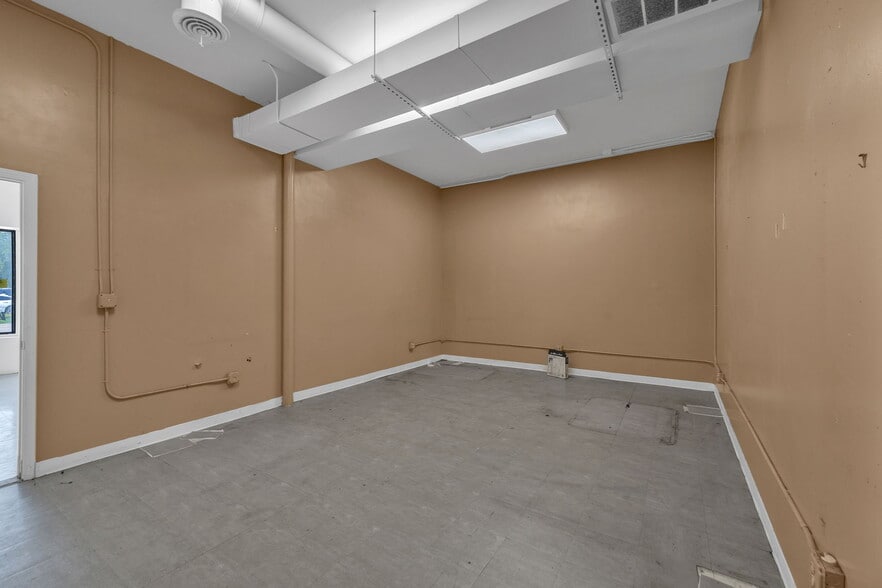 More Photos Of 16906 E Nine Mile Rd, Eastpointe Storefront For Sale