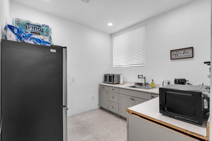 More Photos Of 921 N 21st Ave, Hollywood Service For Lease