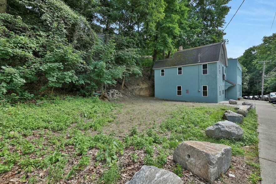 More Photos Of 68 Brook St, Croton On Hudson Showroom For Sale