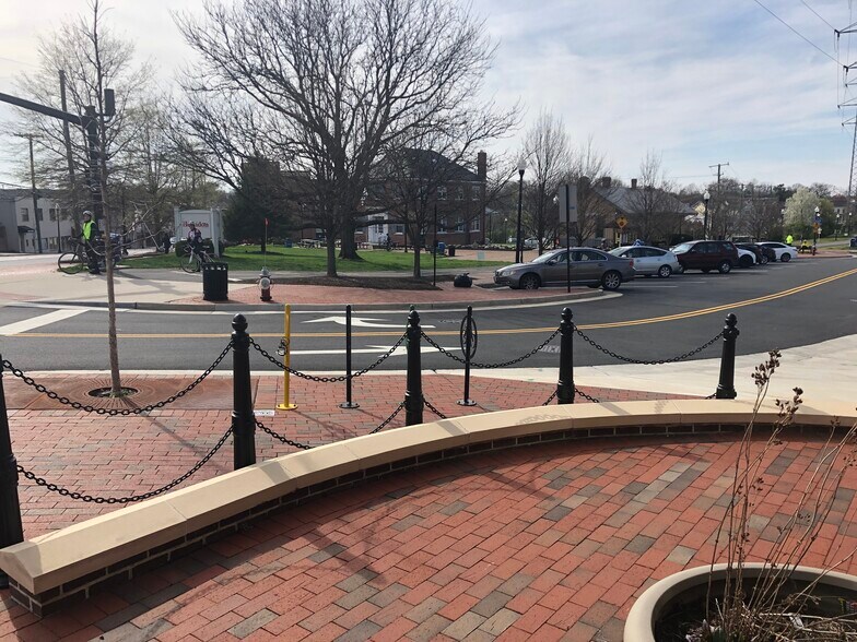 More Photos Of 700 Lynn St, Herndon Restaurant For Lease