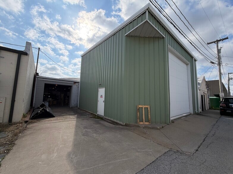 More Photos Of 1240 Swift Ave, North Kansas City Service For Sale