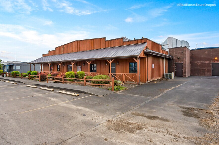 More Photos Of 10791 Oak St NE, Donald Showroom For Sale
