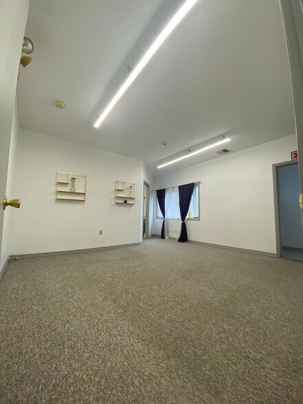 More Photos Of 501 E Main St, Palmyra Freestanding For Lease