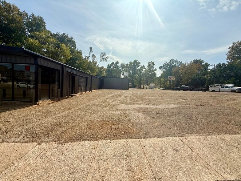 More Photos Of 1622 W Front St, Tyler Industrial For Sale