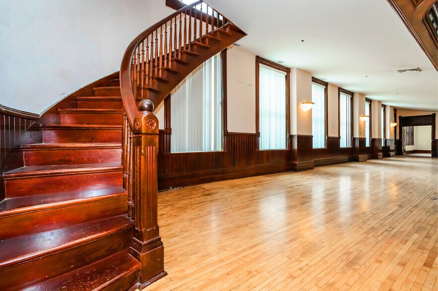 More Photos Of 758 W North Ave, Chicago Theater Concert Hall For Lease