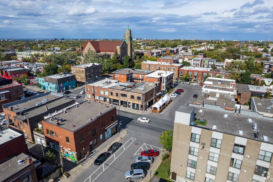 More Photos Of 5885-5893 Av Papineau, Montréal Storefront Retail Office For Lease