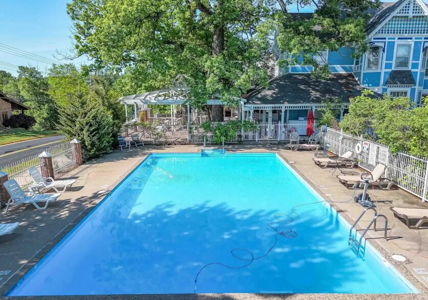 More Photos Of 211 Wisconsin Ave, Wisconsin Dells Hotel For Sale