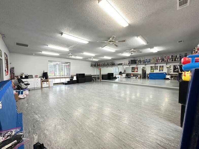 More Photos Of 1337 S Main St, Keller Freestanding For Sale