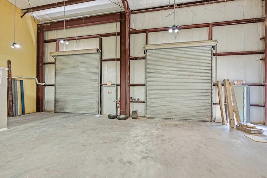 More Photos Of 2160 Edgewood Dr S, Lakeland Warehouse For Lease