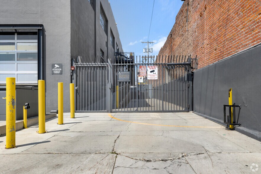 More Photos Of 915 Mateo St, Los Angeles Loft Creative Space For Lease