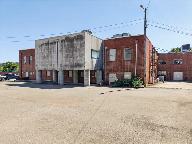 More Photos Of 207 Elk Ave S, Fayetteville Office For Sale