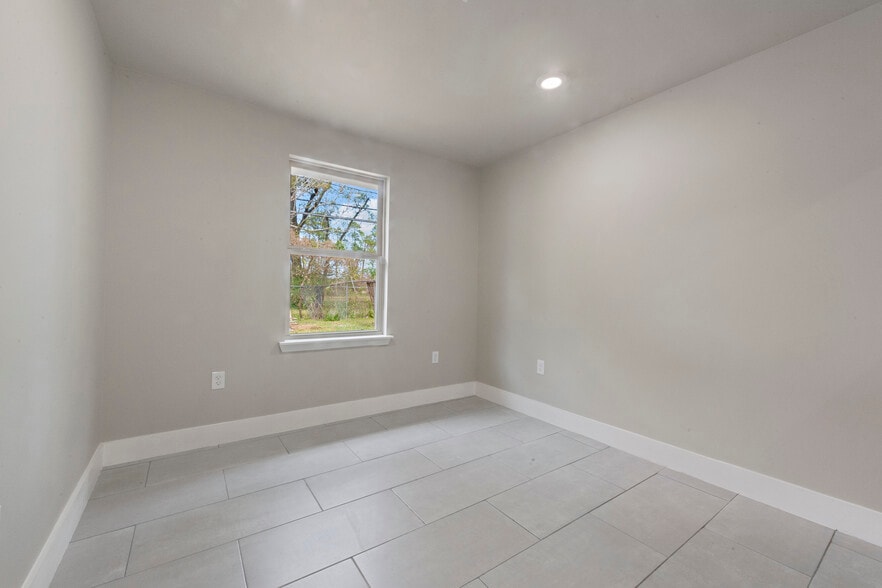 More Photos Of 15605 Woodforest Blvd, Channelview Office For Lease