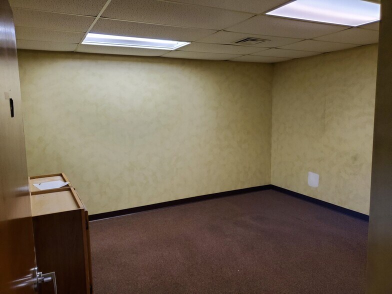 More Photos Of 426 W Ludwig Rd, Fort Wayne Storefront Retail Office For Lease