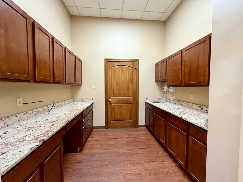 More Photos Of 2127 Midlands Ct, Sycamore Medical For Sale