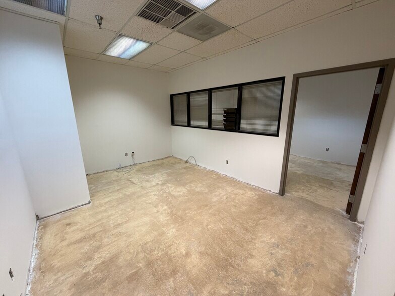 More Photos Of 355 Hiatt Dr, Palm Beach Gardens Showroom For Lease