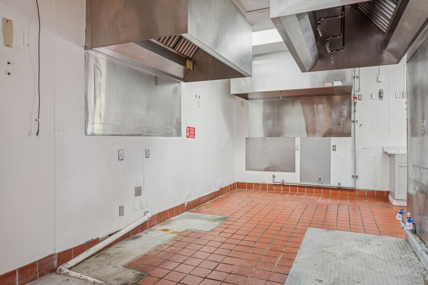 More Photos Of 6620 E Dr Martin Luther King Jr Blvd, Tampa Fast Food For Lease