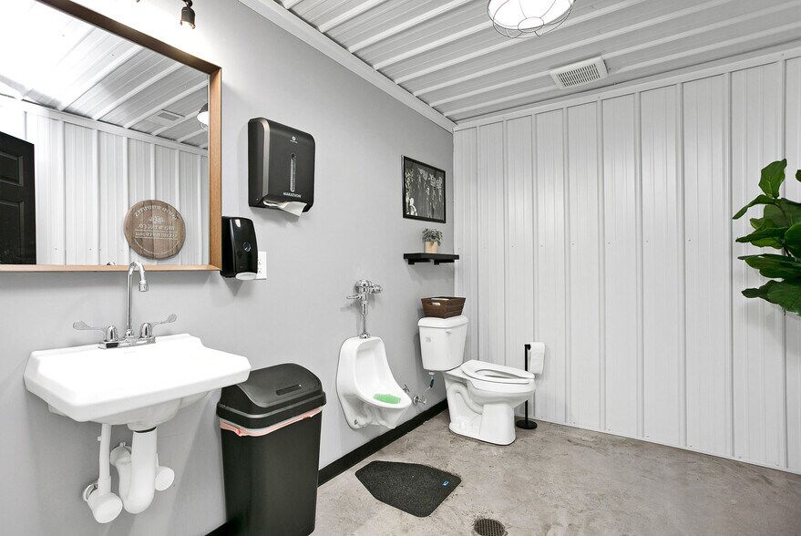 More Photos Of 120 M.L.K. ave, Lebanon Bar For Sale