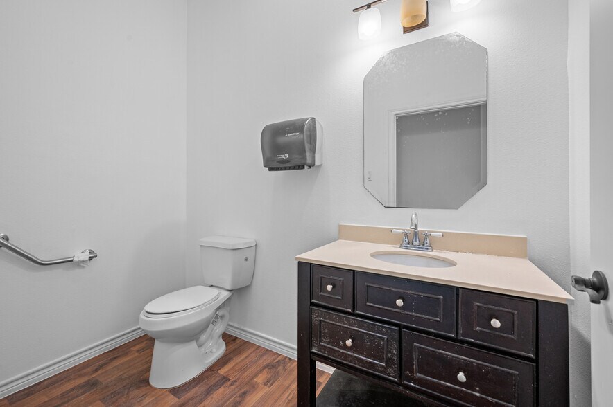 More Photos Of 15838 Tri City Beach Rd, Baytown Freestanding For Lease