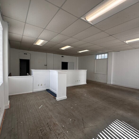 More Photos Of 54 Winter St, Springfield Auto Repair For Sale