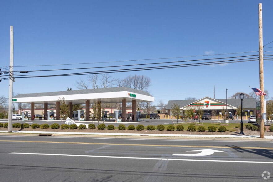 More Photos Of 425 Union Blvd, West Islip Service Station For Lease