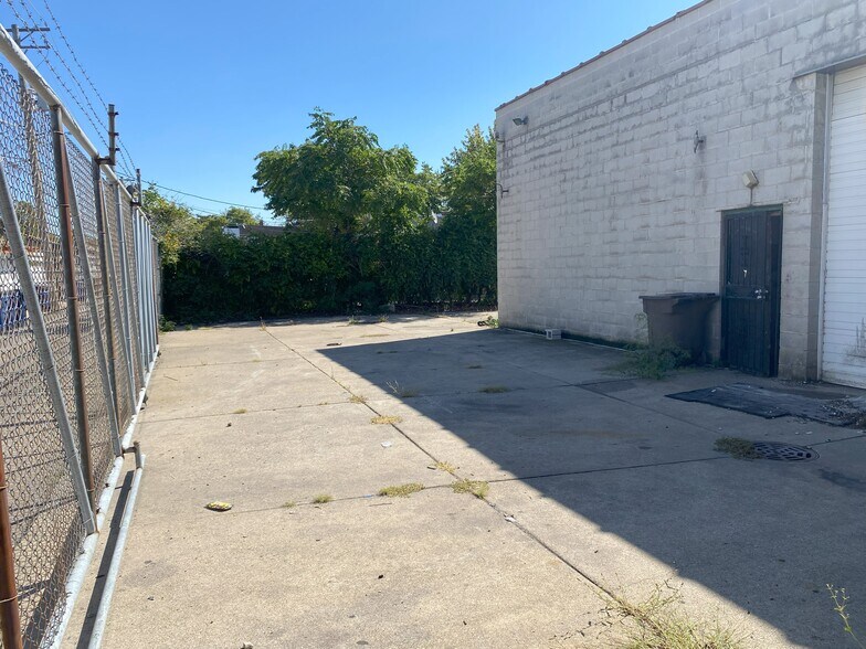 More Photos Of 5424-5428 25th St, Cicero Industrial For Sale