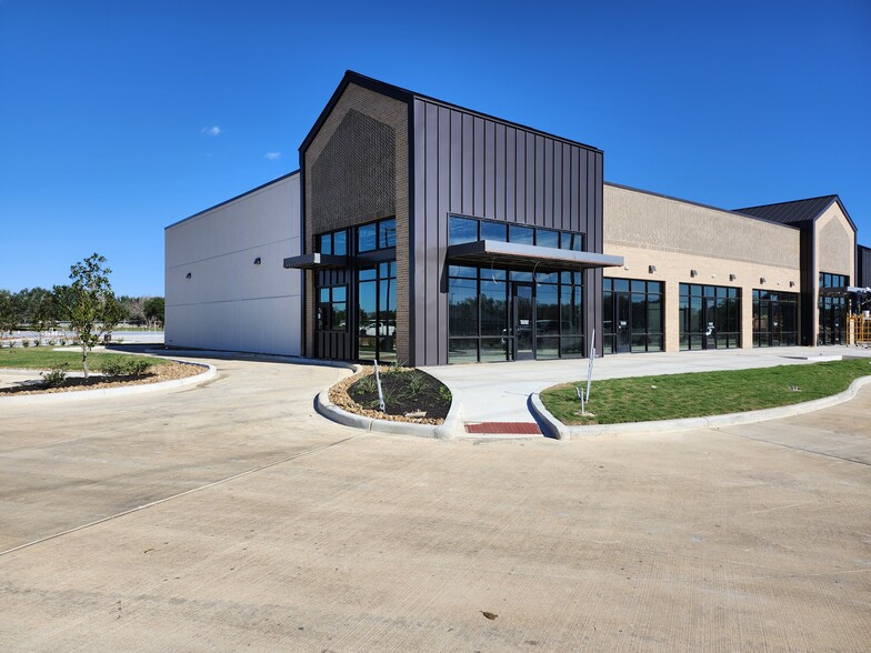 More Photos Of 7355 Main st, Fulshear Unknown For Lease