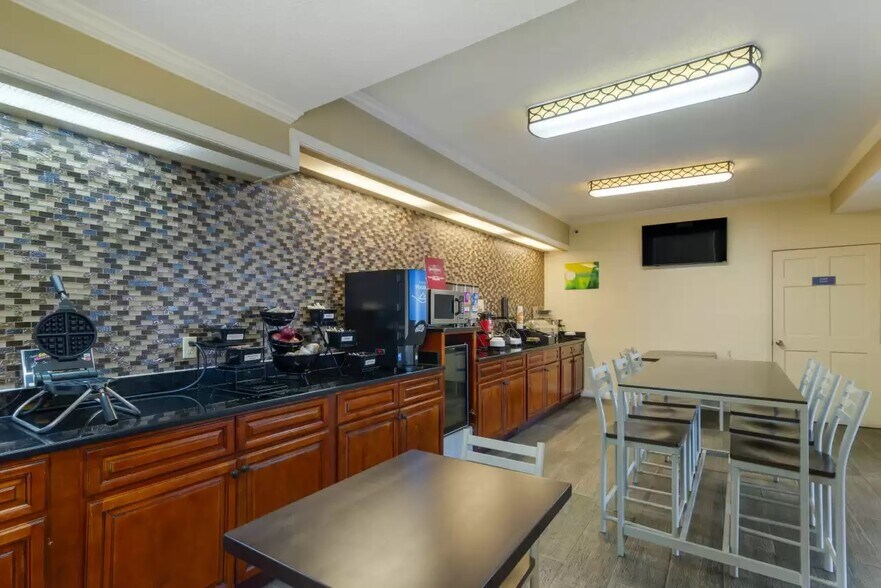 More Photos Of 820 Shoneys Dr, Ashburn Hotel For Sale