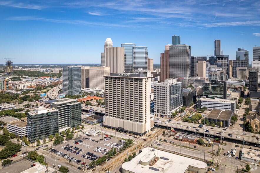 More Photos Of 2016 Main St, Houston Apartments For Sale