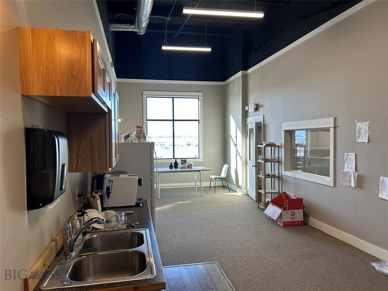 More Photos Of 119 Gold Miner Ln, Belgrade Flex For Lease