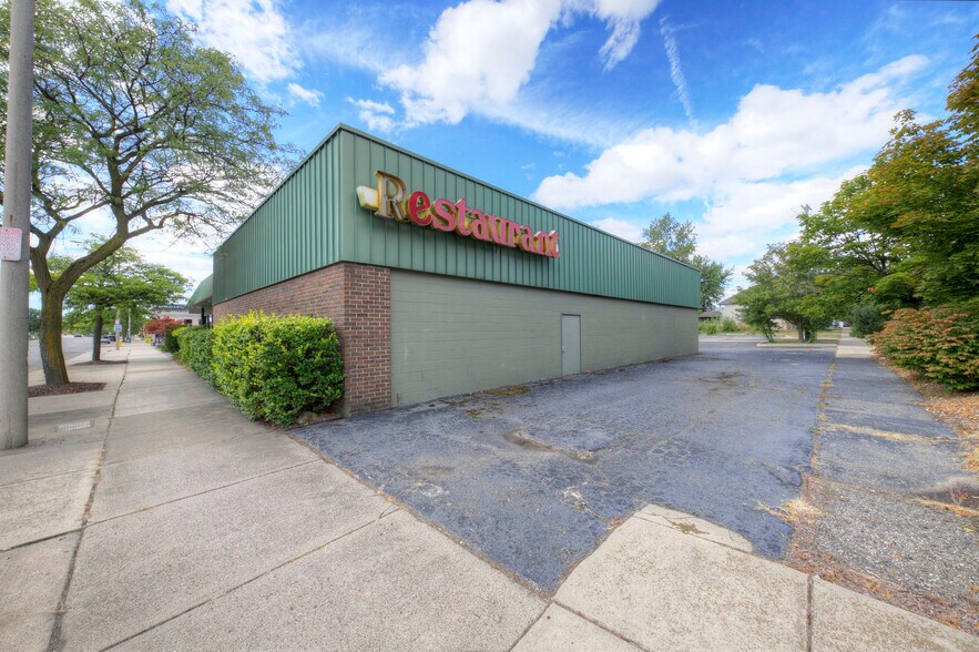 More Photos Of 1744 Biddle Ave, Wyandotte General Retail For Sale