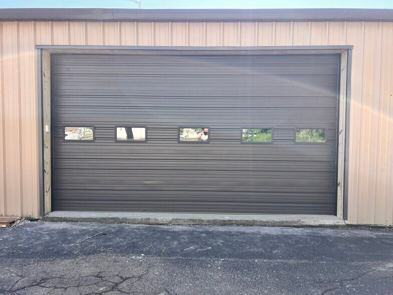 More Photos Of 885 Ohio Pike, Cincinnati Showroom For Lease