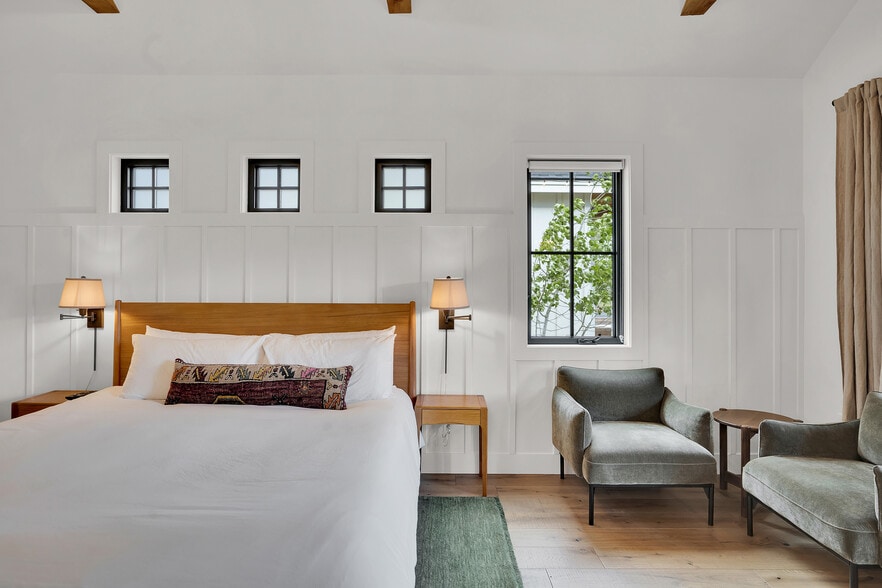 More Photos Of 560 E Main Ave, Sisters Hotel For Sale