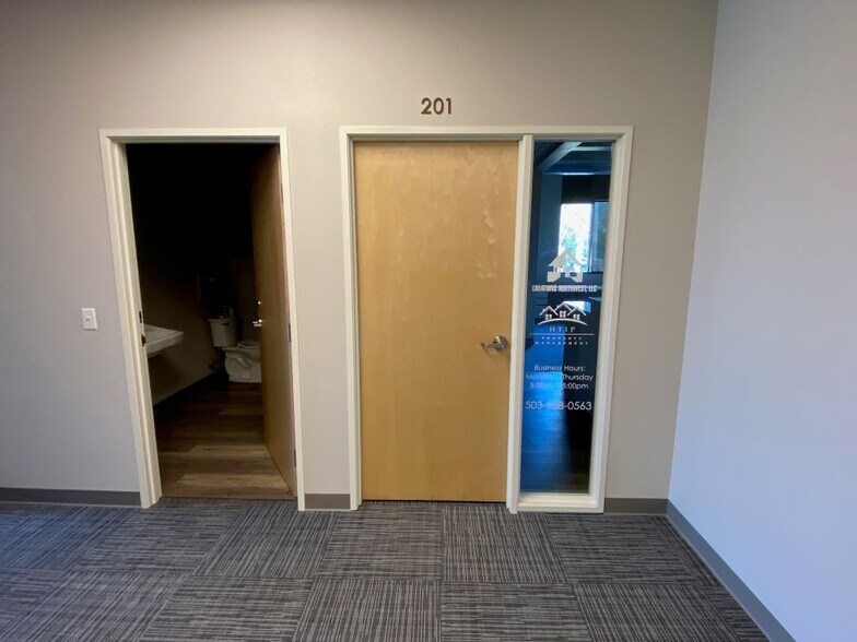 More Photos Of 735 E Clarendon St, Gladstone Office For Sale