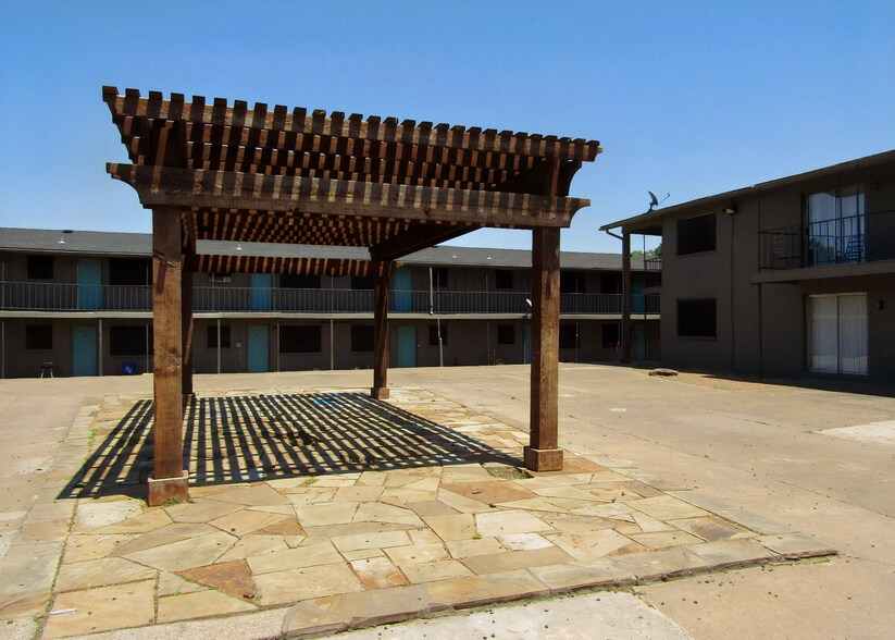 More Photos Of 100 N Randolph Dr, Dallas Apartments For Sale