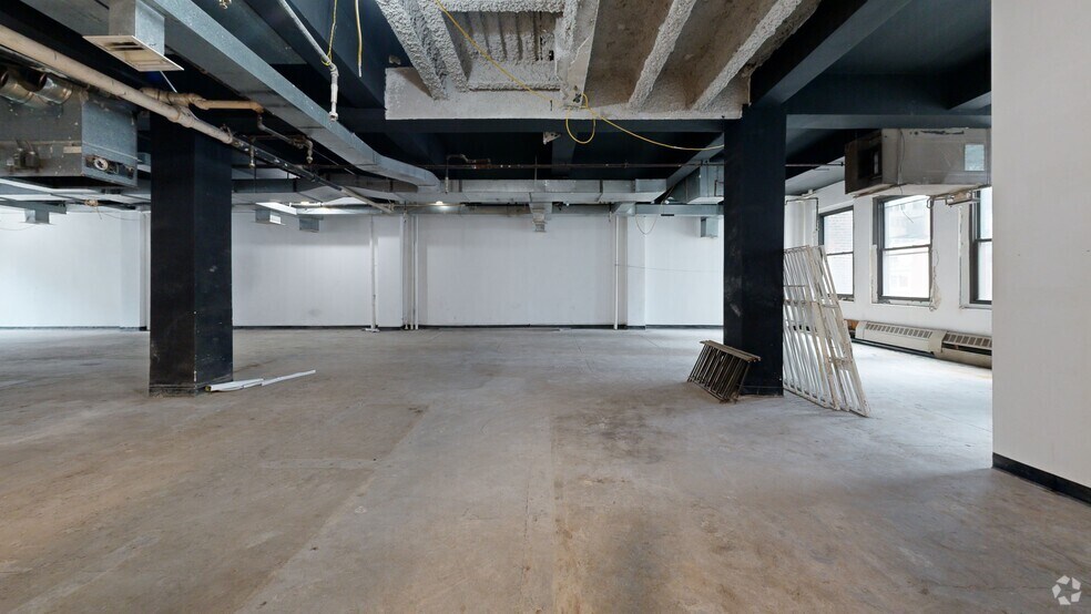 More Photos Of 35 W 45th St, New York Office For Lease