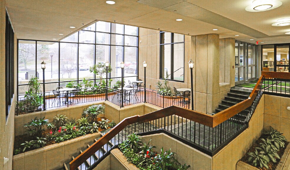 More Photos Of 750 Holiday Dr, Pittsburgh Office For Sale