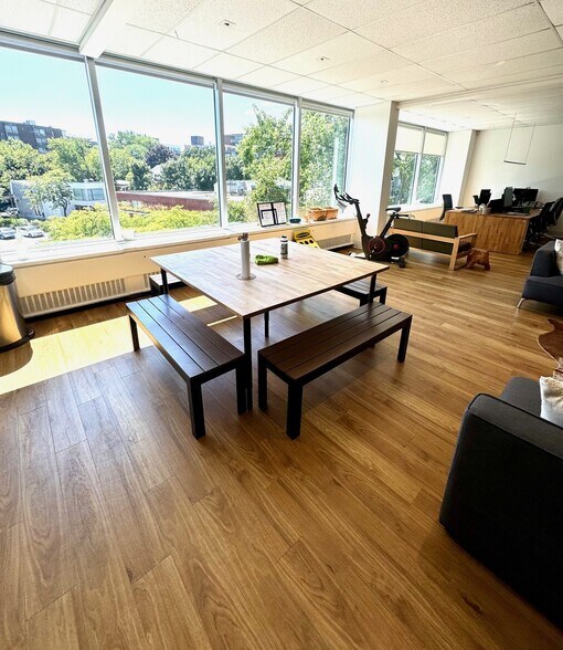 More Photos Of 2-14 Boul Désaulniers, Saint-lambert Office For Lease