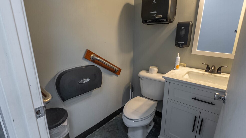 More Photos Of 746 US-63 Hwy, Mammoth Spring General Retail For Sale