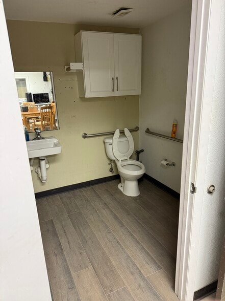 More Photos Of 3250 44th Ave N, Saint Petersburg Manufacturing For Lease