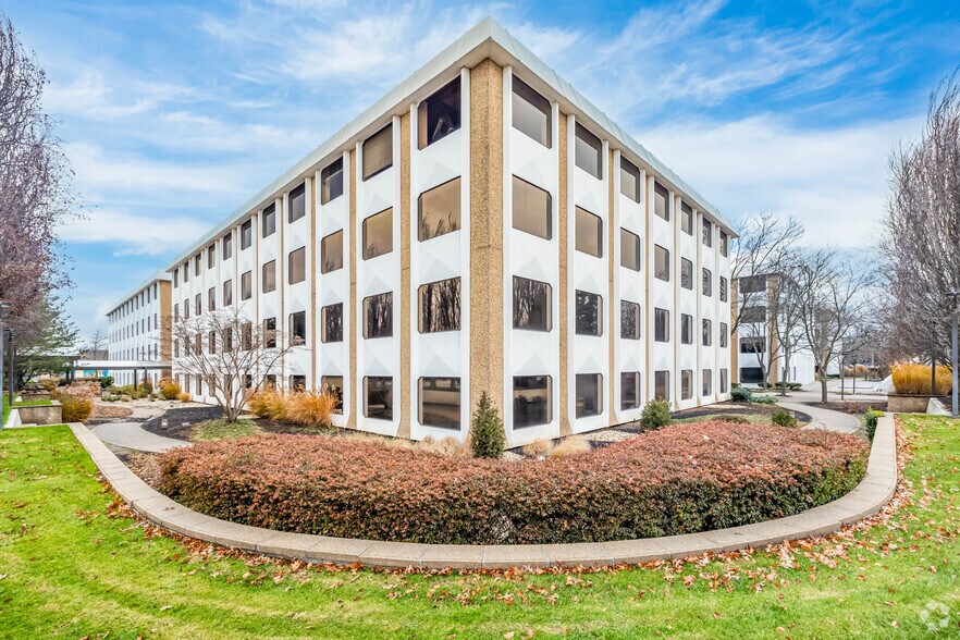 More Photos Of 1 Huntington Quadrangle, Melville Office For Lease