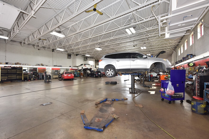 More Photos Of 820 W Sumner St, Hartford Auto Repair For Sale