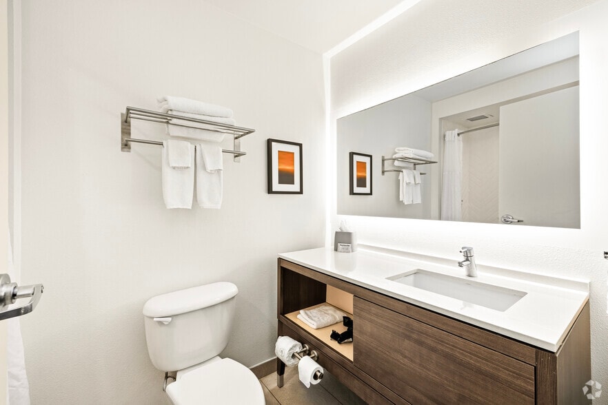 More Photos Of 300 E Central Texas Expy, Killeen Hotel For Sale